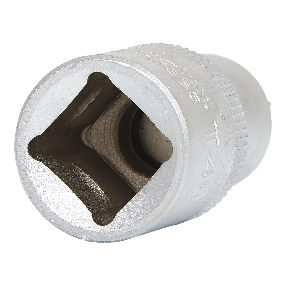 Nahaufnahme einer silbernen, quadratischen Steckschlüssel-Nuss, die einen quadratischen Innenraum zeigt.